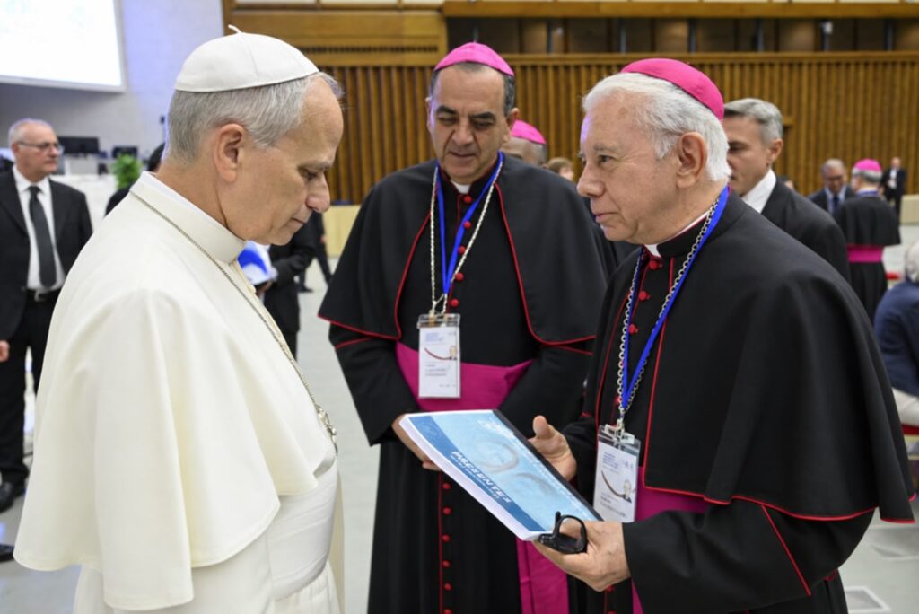 Los rostros de los desaparecidos de México llegan a las manos del Papa León XIV