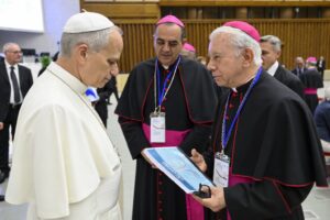 Los rostros de los desaparecidos de México llegan a las manos del Papa León XIV